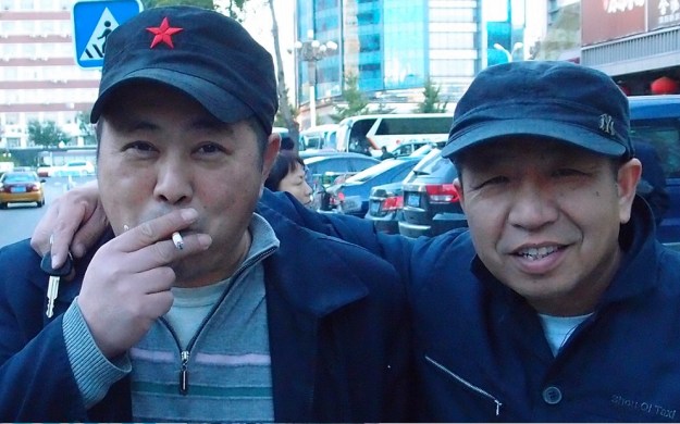 Två lads som gillar det goda i livet. Varje gång jag tittar på denna bild så tänker jag på Arctic Monkeys debutalbum. 