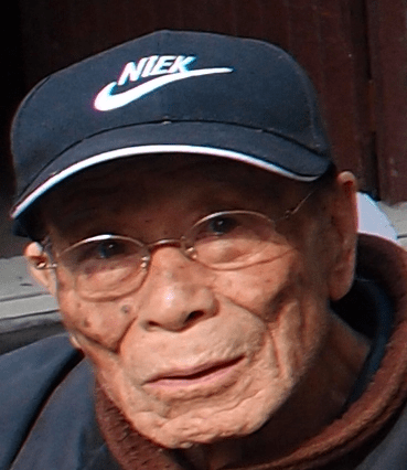 Äldre herre jag såg i en gränd i Shanghai. Han satt bredvid en fågelbur och på hans keps går att läsa NIEK. 